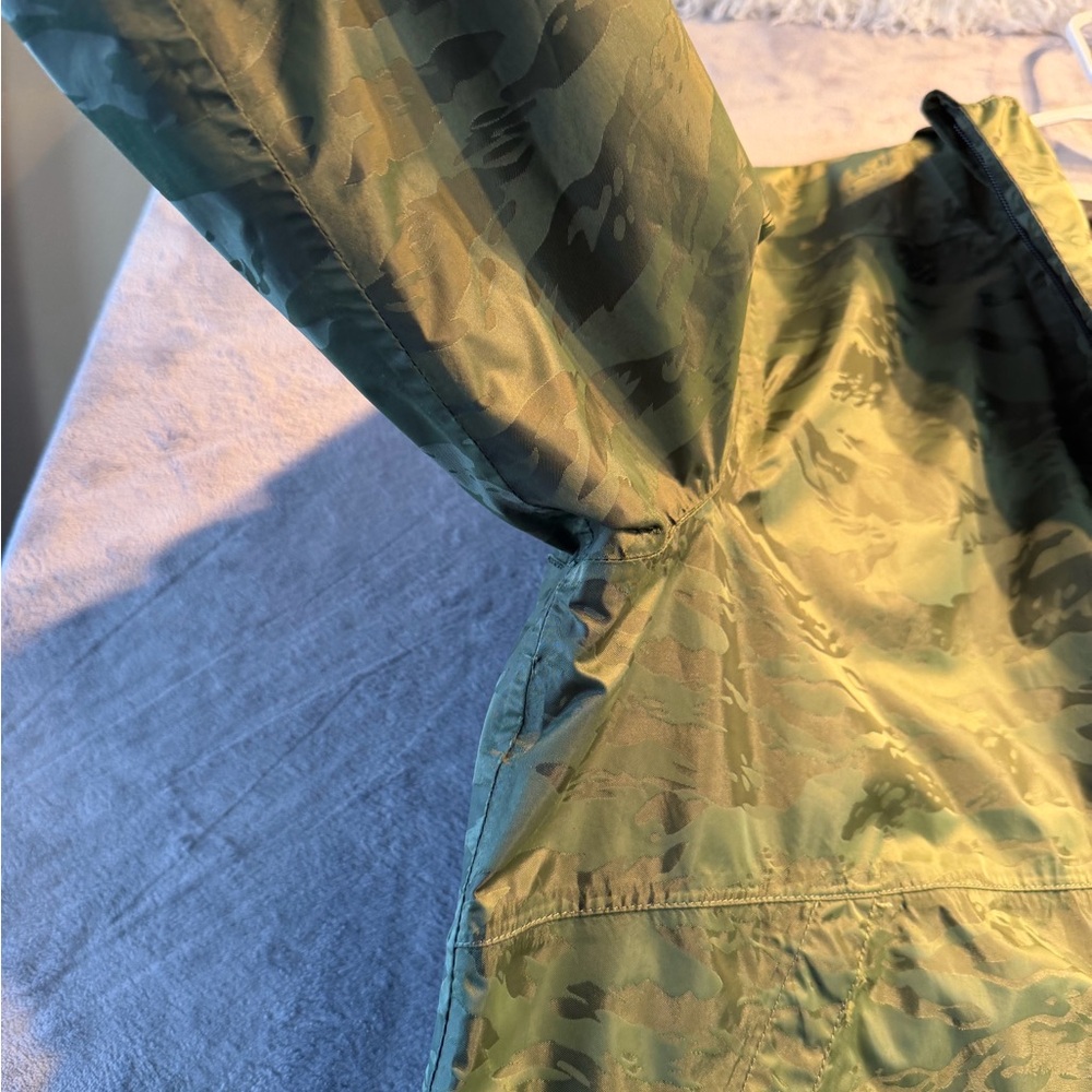 The North Face Green Camo Lightweight Hooded Jacket - Picture 8 of 10